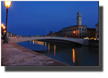 Arno river through Pisa DSC01340.jpg