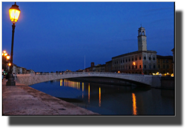 Arno river through Pisa DSC01341.jpg