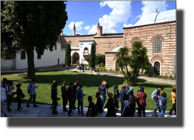 Line of visiters to the Sacred Trust where various relicts belonging to among others Mohammad, Abraham, Moses, King David and John the Baptist
DSC05749.JPG