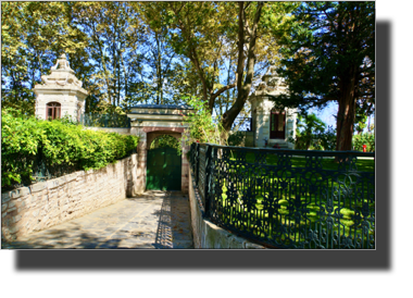 A gate near The Grand Kiosk DSC05762.JPG